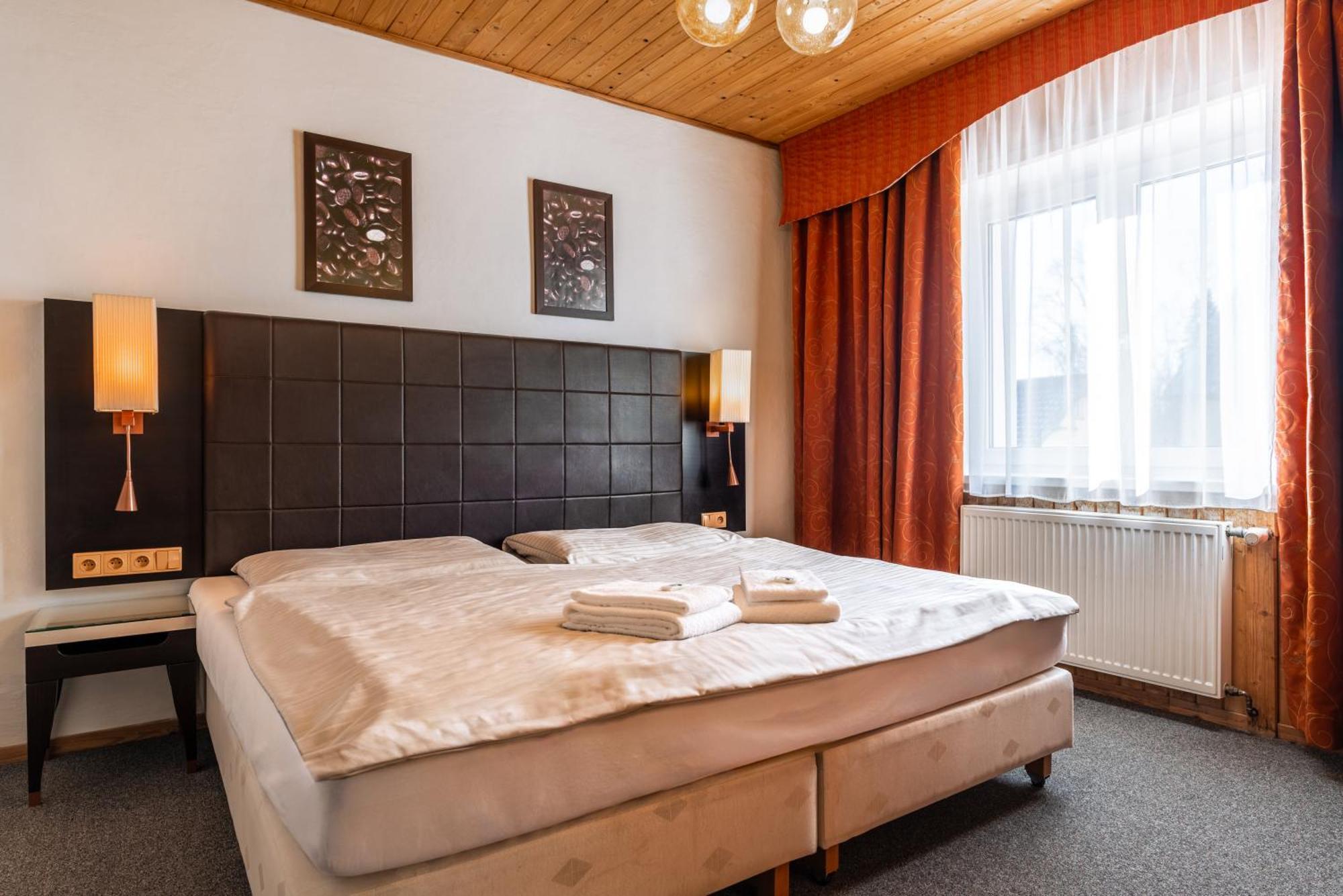 Hotel Schwarz Nové Hamry Exteriör bild